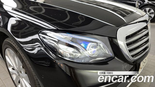 Mercedes-Benz E-Class E300 4MATIC Exclusive Standard