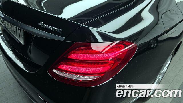 Mercedes-Benz E-Class E300 4MATIC Exclusive Standard