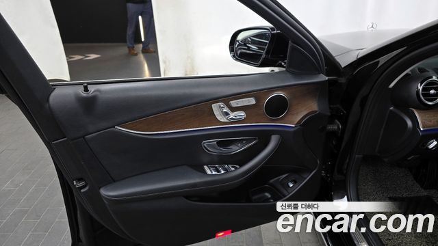 Mercedes-Benz E-Class E300 4MATIC Exclusive Standard