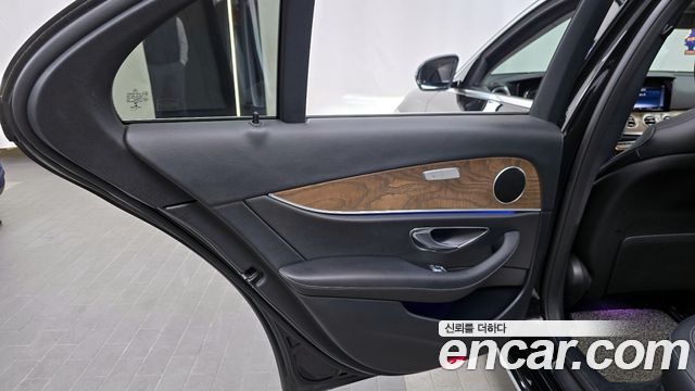 Mercedes-Benz E-Class E300 4MATIC Exclusive Standard
