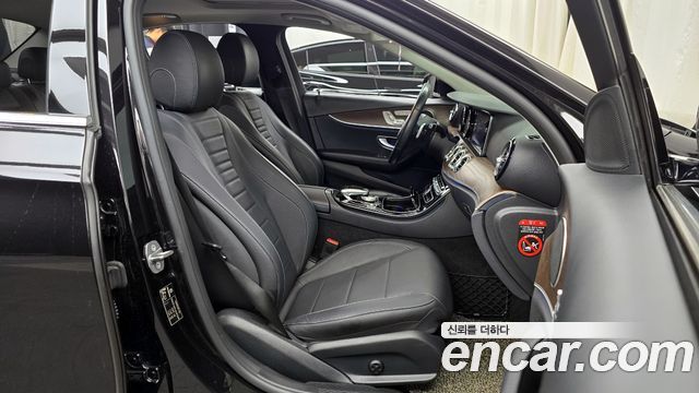 Mercedes-Benz E-Class E300 4MATIC Exclusive Standard