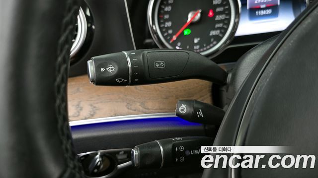 Mercedes-Benz E-Class E300 4MATIC Exclusive Standard