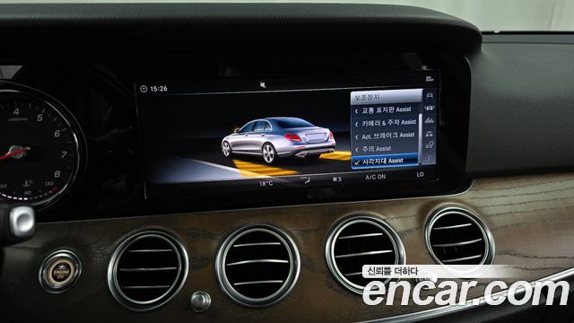 Mercedes-Benz E-Class E300 4MATIC Exclusive Standard