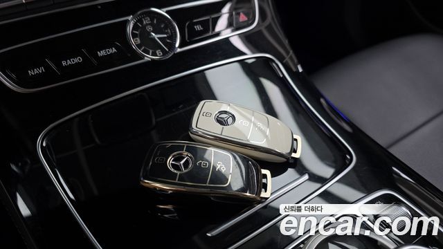 Mercedes-Benz E-Class E300 4MATIC Exclusive Standard