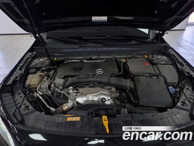 Mercedes-Benz GLB-Class GLB220