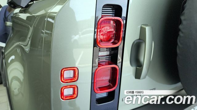 Land Rover Defender 110 D250 X-Dynamic SE