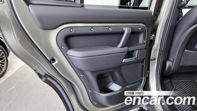 Land Rover Defender 110 D250 X-Dynamic SE