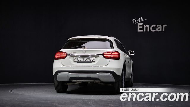 Mercedes-Benz GLA-Class GLA220
