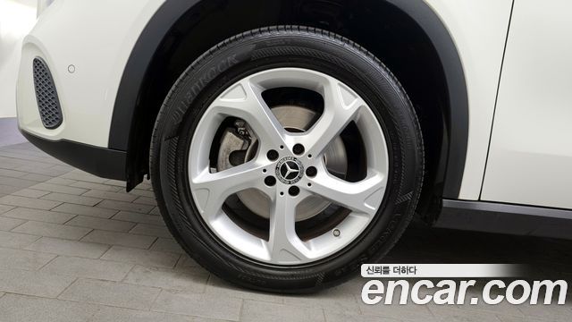 Mercedes-Benz GLA-Class GLA220