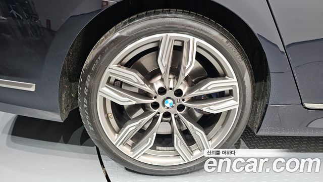 BMW 7-Series M760Li xDrive