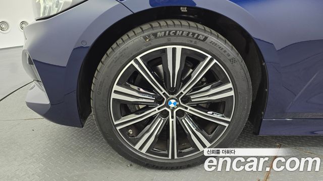 BMW 3-Series 320i