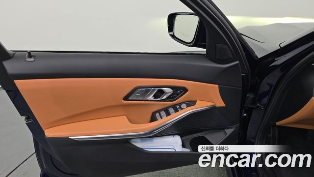 BMW 3-Series 320i
