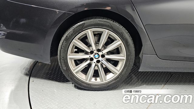 BMW 5-Series 520i Luxury