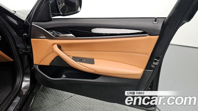 BMW 5-Series 520i Luxury