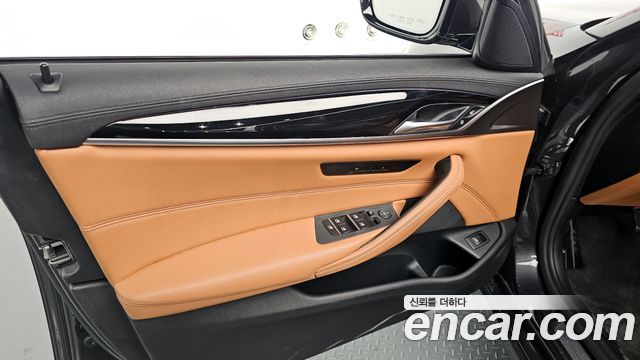 BMW 5-Series 520i Luxury