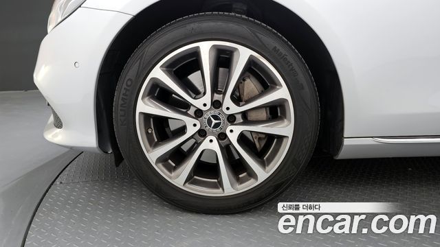 Mercedes-Benz E-Class E300 4MATIC Avnatgarde