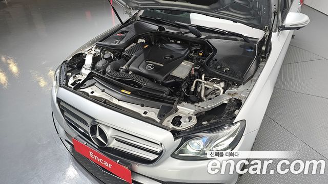 Mercedes-Benz E-Class E300 4MATIC Avnatgarde