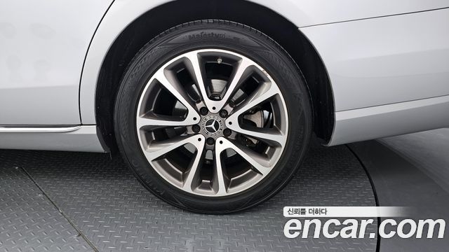 Mercedes-Benz E-Class E300 4MATIC Avnatgarde
