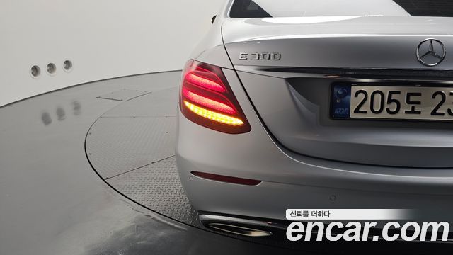 Mercedes-Benz E-Class E300 4MATIC Avnatgarde