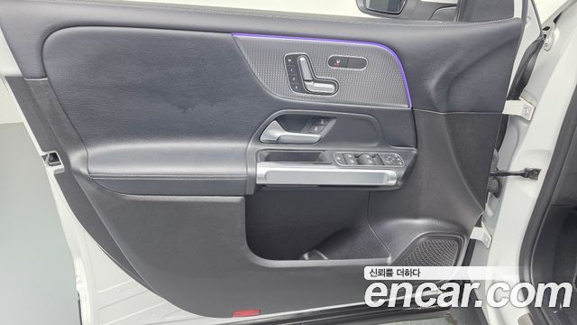 Mercedes-Benz GLB-Class GLB220