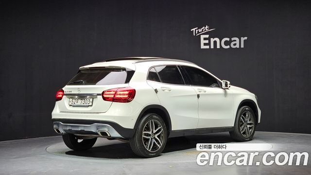 Mercedes-Benz GLA-Class GLA220 Premium