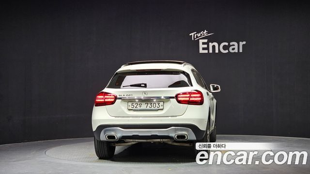Mercedes-Benz GLA-Class GLA220 Premium