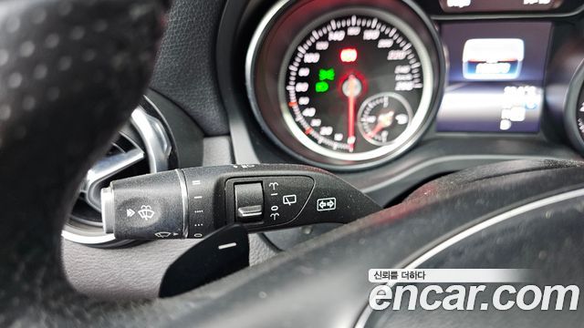 Mercedes-Benz GLA-Class GLA220 Premium