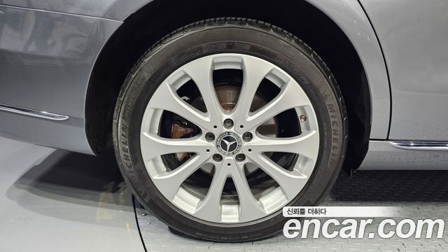 Mercedes-Benz E-Class E300 4MATIC Exclusive