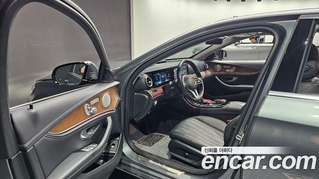 Mercedes-Benz E-Class E300 4MATIC Exclusive
