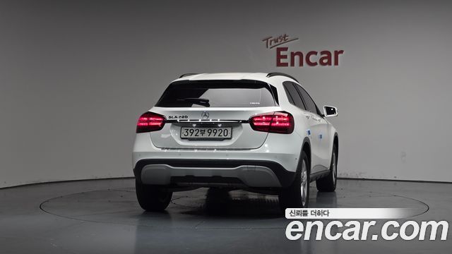 Mercedes-Benz GLA-Class GLA220