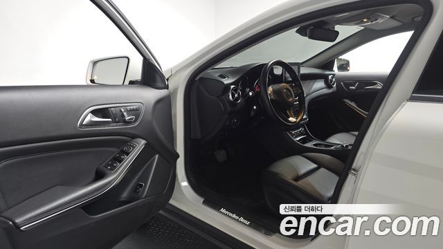 Mercedes-Benz GLA-Class GLA220