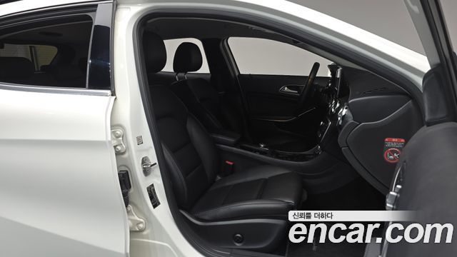 Mercedes-Benz GLA-Class GLA220