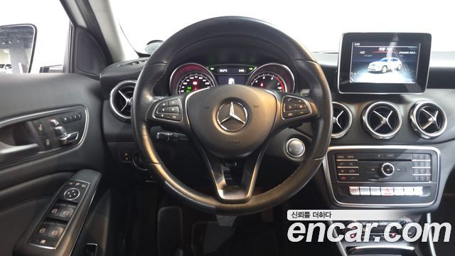 Mercedes-Benz GLA-Class GLA220