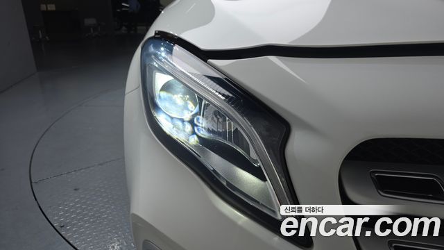 Mercedes-Benz GLA-Class GLA220