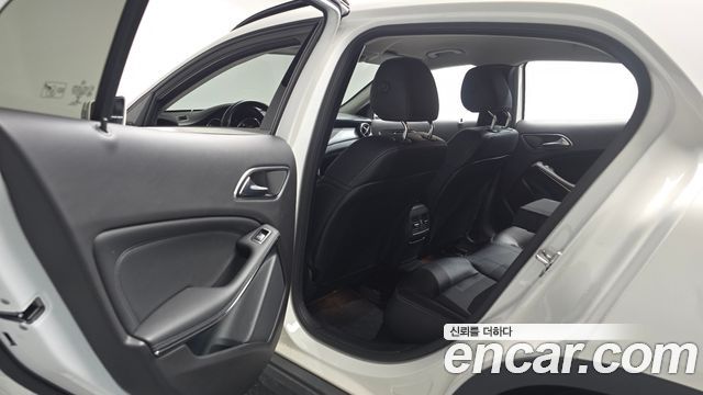 Mercedes-Benz GLA-Class GLA220