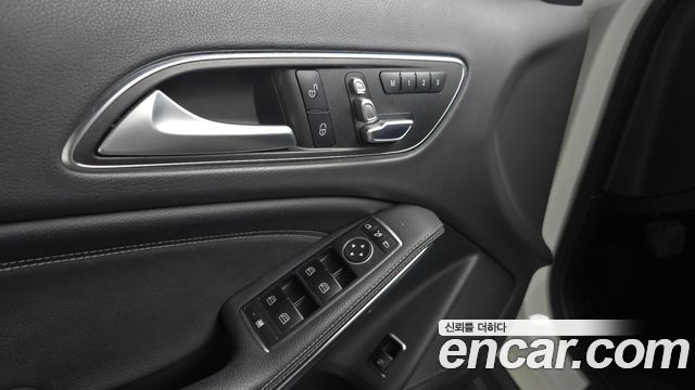 Mercedes-Benz GLA-Class GLA220