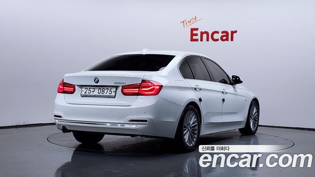 BMW 3-Series 320i Luxury
