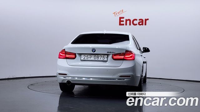 BMW 3-Series 320i Luxury