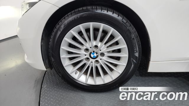 BMW 3-Series 320i Luxury