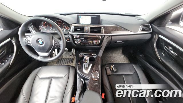 BMW 3-Series 320i Luxury