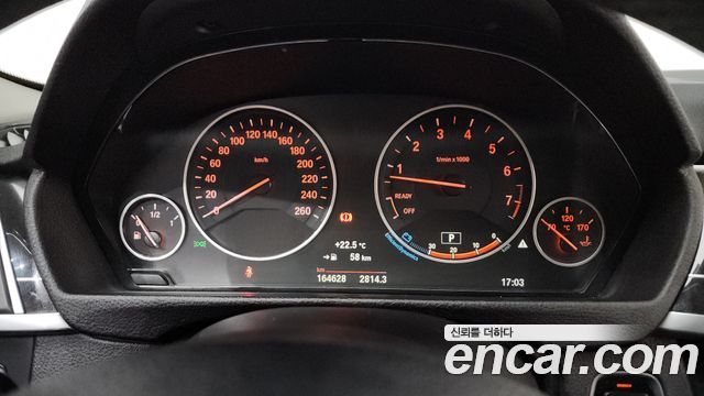 BMW 3-Series 320i Luxury