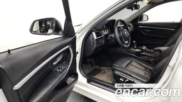 BMW 3-Series 320i Luxury