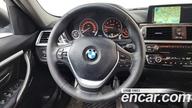 BMW 3-Series 320i Luxury
