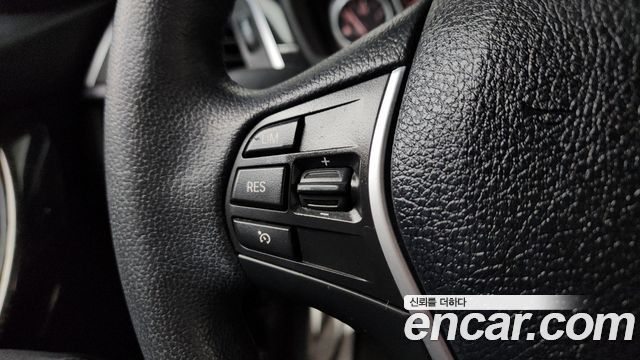 BMW 3-Series 320i Luxury