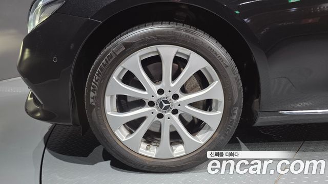 Mercedes-Benz E-Class E300 4MATIC Exclusive