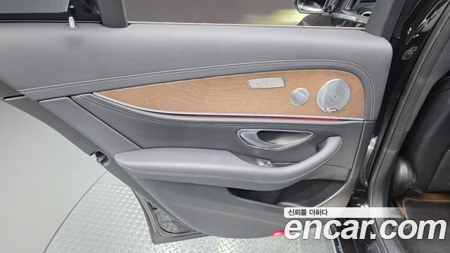 Mercedes-Benz E-Class E300 4MATIC Exclusive