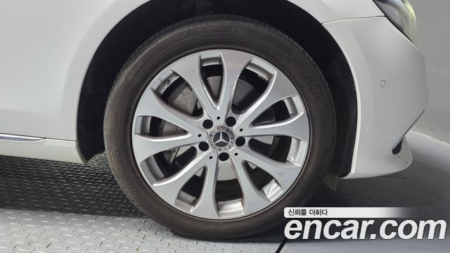 Mercedes-Benz E-Class E300 4MATIC Exclusive