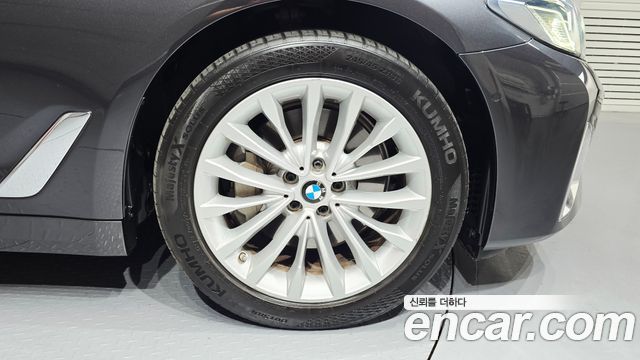 BMW 5-Series 530e Luxury