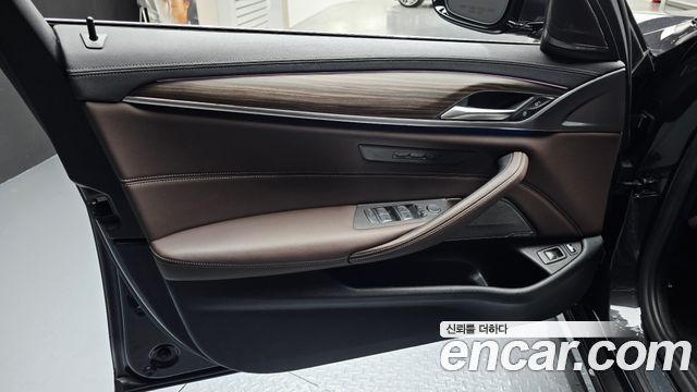 BMW 5-Series 530e Luxury