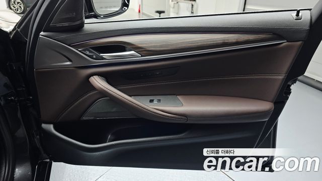 BMW 5-Series 530e Luxury